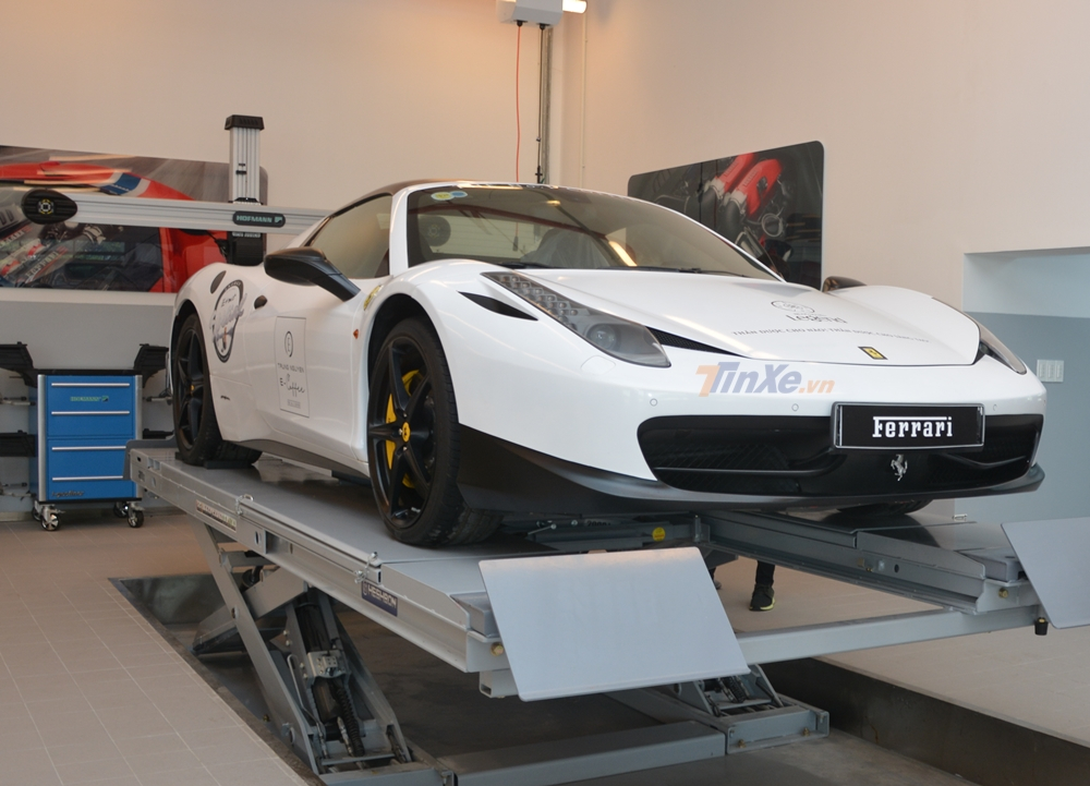 Nguyên bản chiếc siêu xe Ferrari 458 Spider đầu tiên về Việt Nam có ngoại thất sơn màu đỏ Rosso Corsa rất nổi bật