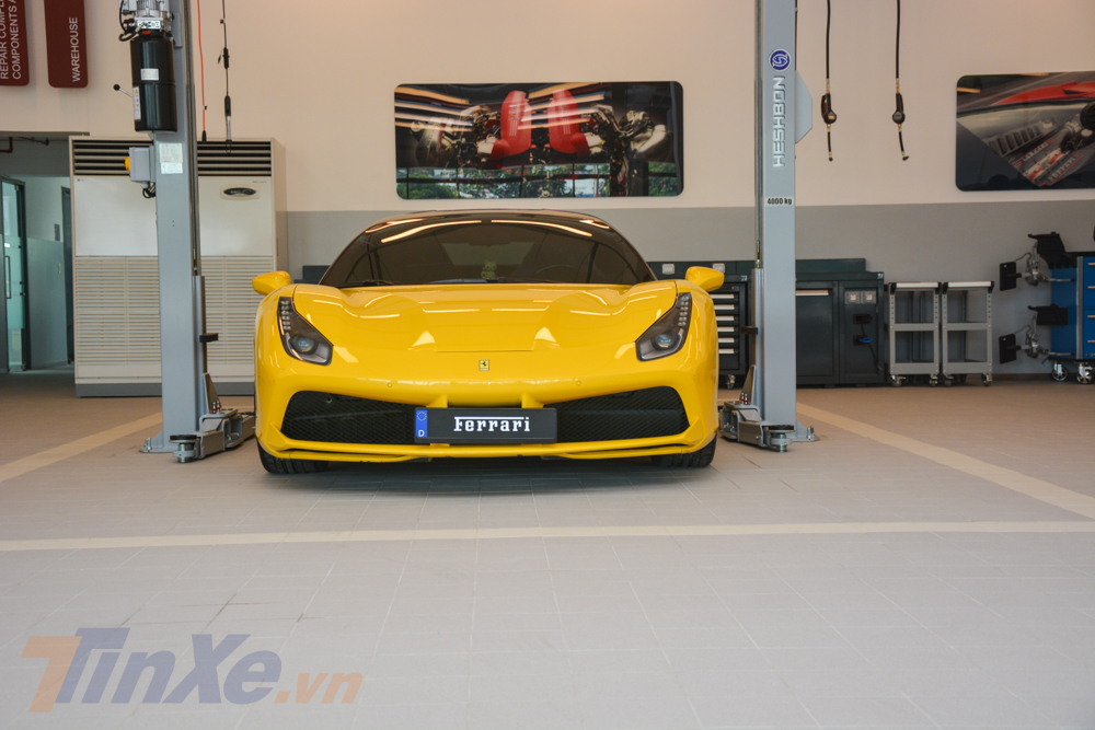 bên trong xưởng dịch vụ của Ferrari Việt Nam còn có chiếc siêu xe Ferrari 488 GTB màu vàng rực rất nổi bật và ấn tượng