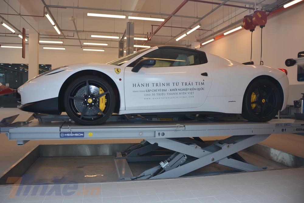 Phiên bản mui trần của siêu xe Ferrari 458 Italia sử dụng động cơ V8, dung tích 4.5 lít, sản sinh công suất tối đa 562 mã lực