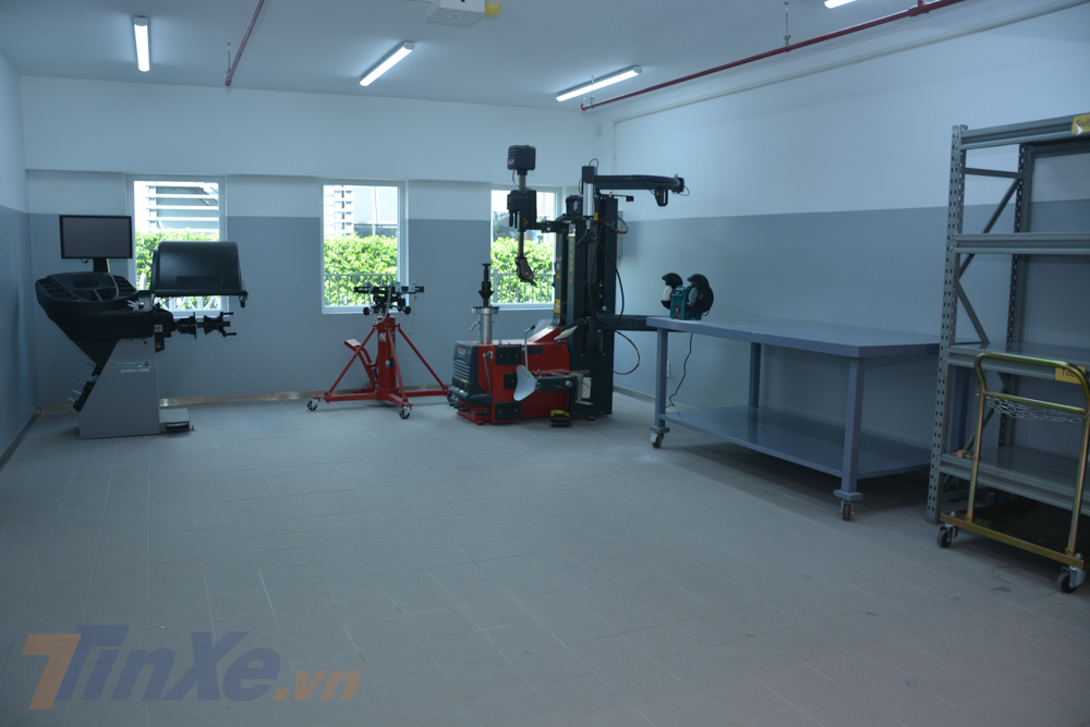 Quá trình kiểm tra các siêu xe Ferrari tại Việt Nam được thực hiện bởi đội ngũ kỹ thuật chính hãng với 190 hạng mục