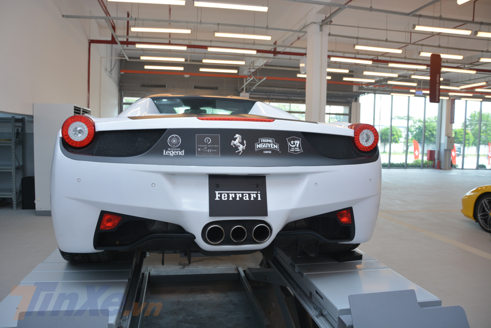 siêu xe mui trần Ferrari 458 Spider có sự khác biệt dễ nhận ra nhất chính là xe sử dụng loại mui xếp cứng có thể đóng hoặc mở mui chỉ trong thời gian từ 14 đến 16 giây