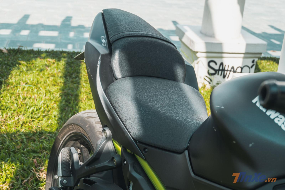 Bộ yên có kích thước rộng khá vừa phải Bộ yên có kích thước rộng khá vừa phải