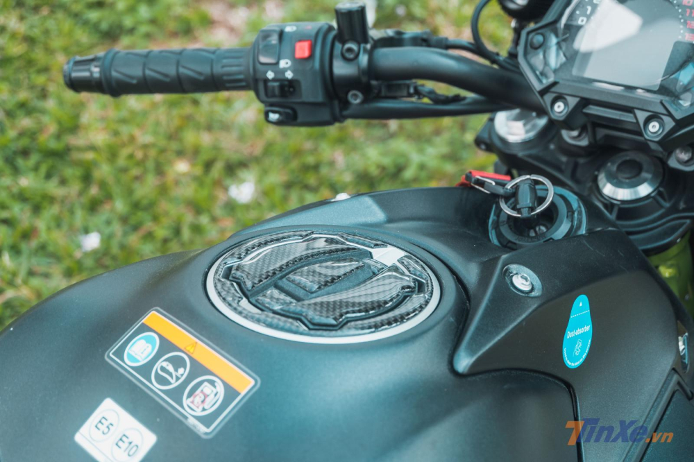 Nắp xăng của chiếc xe đã được dán bảo vệ bằng một bộ miếng dán Carbon khá bắt mắt và dày dặn. Nắp xăng của chiếc xe đã được dán bảo vệ bằng một bộ miếng dán Carbon khá bắt mắt và dày dặn.