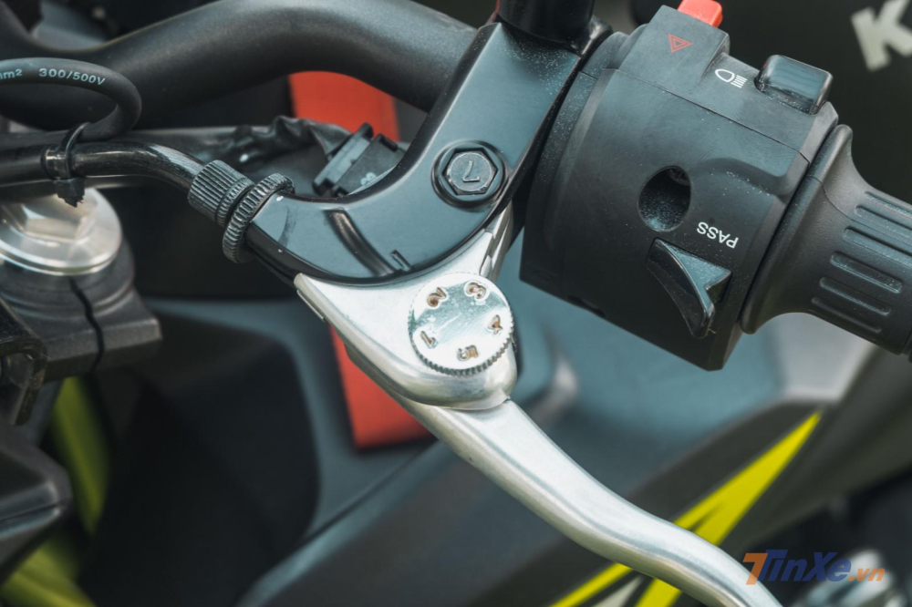 Nút gạt Passing cùng bộ tay phanh, tay côn có khả năng điều chỉnh góc rất tiện lợi Nút gạt Passing cùng bộ tay phanh, tay côn có khả năng điều chỉnh góc rất tiện lợi