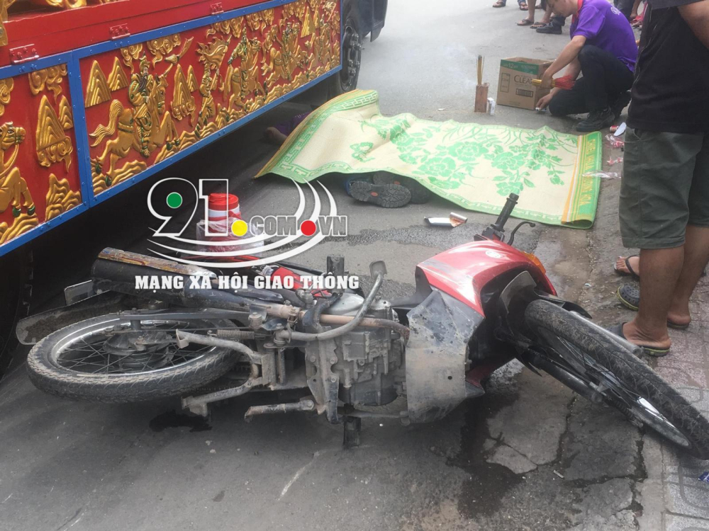 Chiếc xe máy của nạn nhân nằm đổ, xoay ngang ra đường Chiếc xe máy của nạn nhân nằm đổ, xoay ngang ra đường