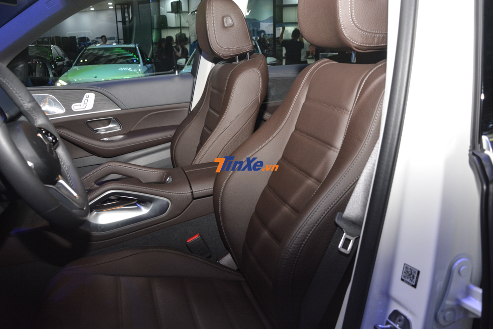 Hàng ghế trước của Mercedes-Benz GLE 450 4Matic 2019 có các chức năng như chỉnh điện, bơm hơi tựa lưng và nhớ vị trí