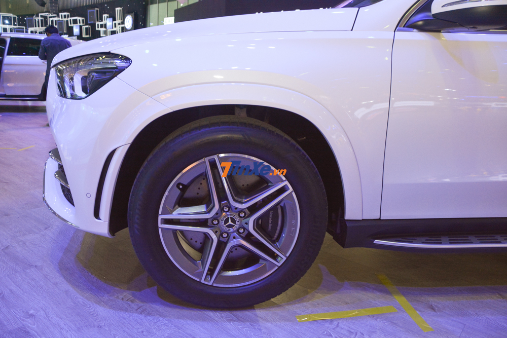 Mercedes-Benz GLE 450 4Matic 2019 được trang bị bộ la-zăng AMG 20 inch 5 chấu kép sơn 2 tông màu tương phản