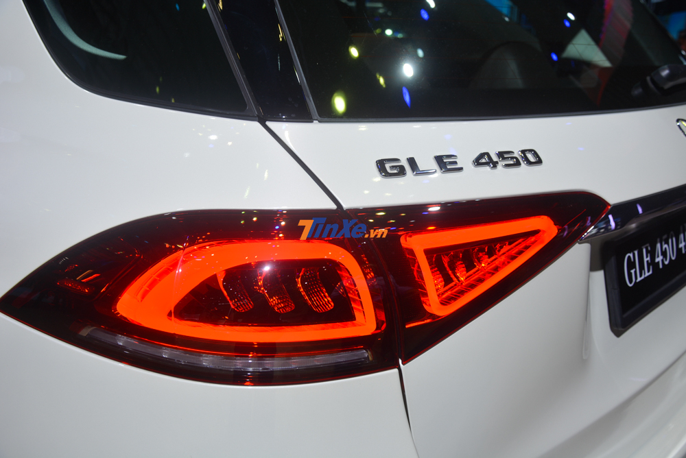 Tương tự là đèn hậu của Mercedes-Benz GLE 450 4Matic 2019 cũng được làm mới, gọn gàng hơn so với phiên bản trước