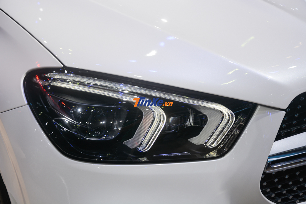 Điểm thay đổi dễ nhận ra nhất của Mercedes-Benz GLE 450 4Matic 2019 so với thế hệ cũ chính là phần đèn pha LED thiết kế lại