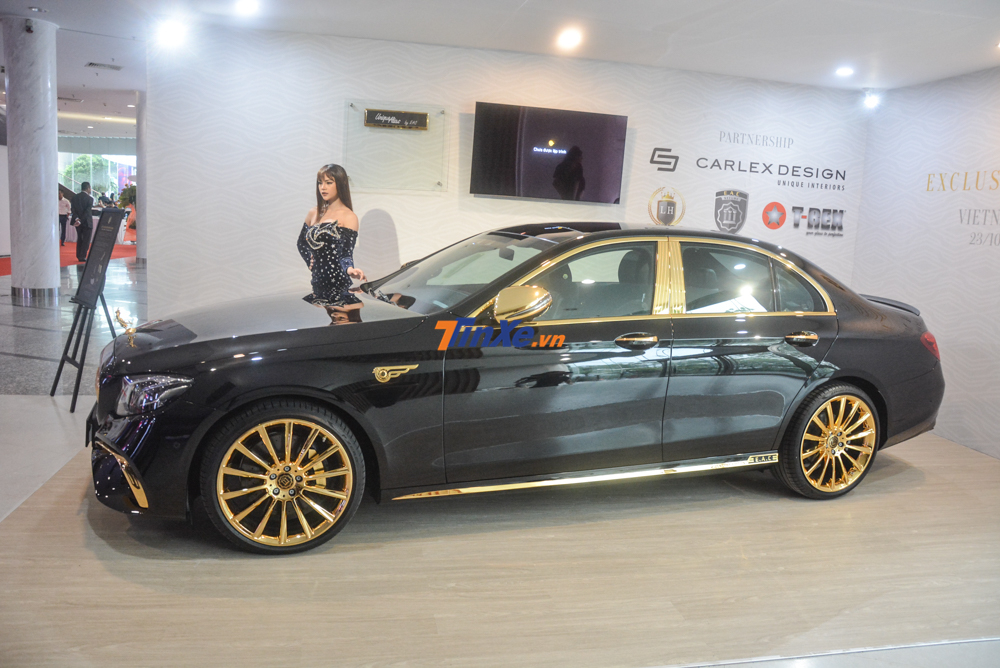 Xe sang Mercedes-Benz E300 AMG mạ vàng nhìn từ bên hông xe Xe sang Mercedes-Benz E300 AMG mạ vàng nhìn từ bên hông xe