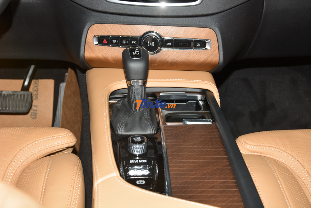 Đi kèm khối động cơ trên mẫu xe Volvo XC90 Inscription 2020 mới ra mắt Việt Nam là hộp số 8 cấp và hệ dẫn động 4 bánh toàn thời gian