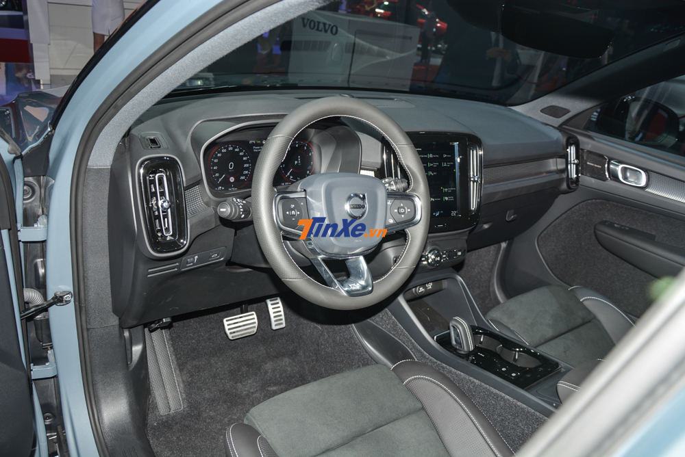 Volvo XC40 T5 có các trang bị khác như tính năng định vị, hệ thống lái bán tự động Pilot Assist với kiểm soát hành trình thích ứng, lẫy chuyển số trên vô lăng và hỗ trợ đỗ xe và nội thất bọc da Nappa mịn màu đen Charcoal Nubuck. Volvo XC40 T5 có các trang bị khác như tính năng định vị, hệ thống lái bán tự động Pilot Assist với kiểm soát hành trình thích ứng, lẫy chuyển số trên vô lăng và hỗ trợ đỗ xe và nội thất bọc da Nappa mịn màu đen Charcoal Nubuck.