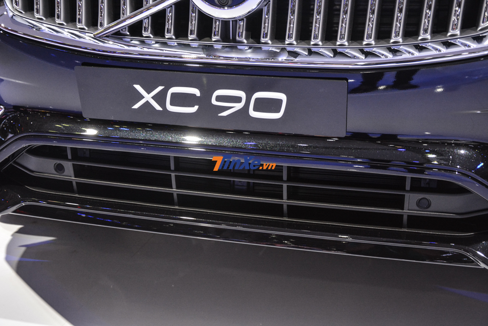 Hốc gió trước và cản va trước của Volvo XC90 Inscription 2020 cũng có sự cải tiến thiết kế so với thế hệ đầu