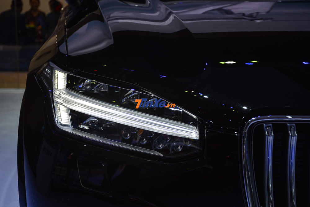 Cụm đèn pha Full LED của Volvo XC90 Inscription 2020 giống với đời trước, mang hình dáng của cây búa thần Thor Hammer