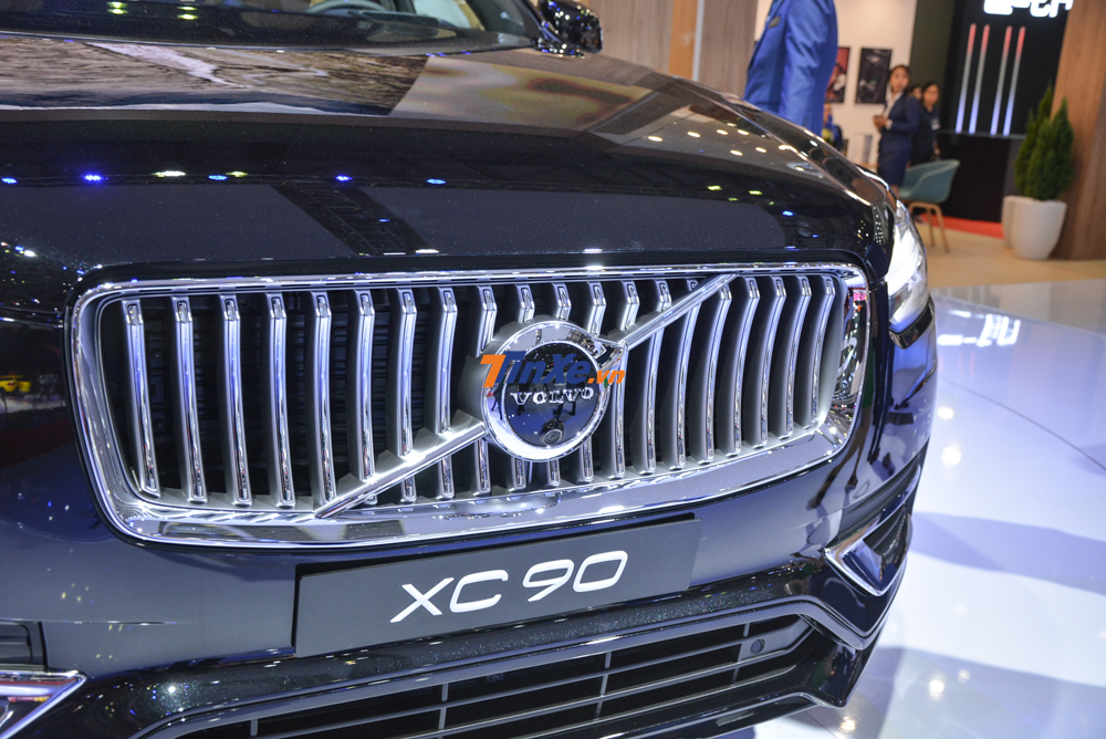 Volvo XC90 Inscription 2020 có lưới tản nhiệt mới được mạ crôm bóng loáng