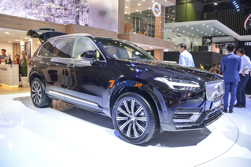 Phiên bản nâng cấp của Volvo XC90 Inscription ra mắt tại triển lãm VMS 2019 với sân khấu được đầu tư hoành tráng nhất so với các gian hàng hãng xe khác