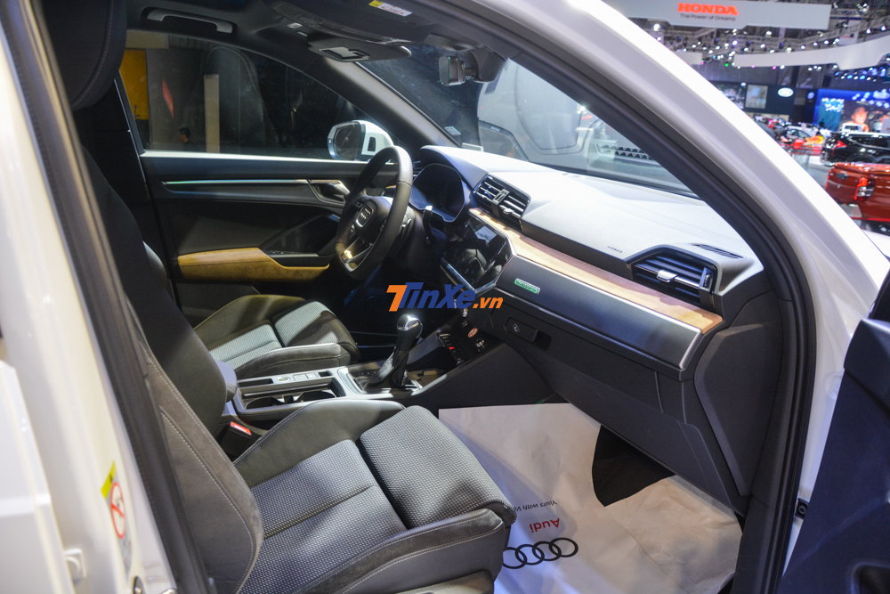 Bên trong Audi Q3 2019 là không gian nội thất được đánh giá là gọn gàng và sang trọng Bên trong Audi Q3 2019 là không gian nội thất được đánh giá là gọn gàng và sang trọng