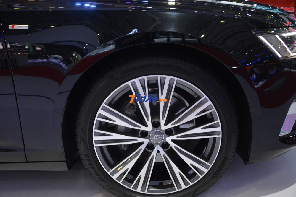 Audi A6 2019 còn được trang bị bộ vành hợp kim 19 inch đến 20 inch với thiết kế 5 chấu kép phối hai màu tiêu chuẩn