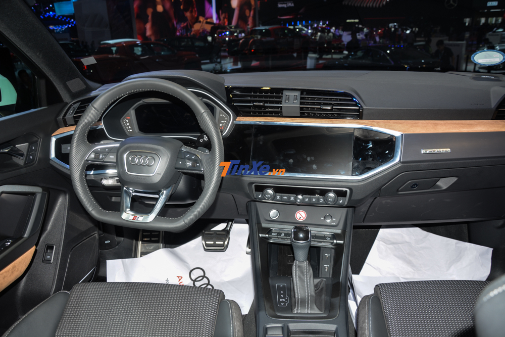 Nội thất của mẫu xe SUV hạng sang cỡ nhỏ Audi Q3 thế hệ mới cạnh tranh trực tiếp cùng với Mercedes-Benz GLA, BMW X1 và Volvo XC40 Nội thất của mẫu xe SUV hạng sang cỡ nhỏ Audi Q3 thế hệ mới cạnh tranh trực tiếp cùng với Mercedes-Benz GLA, BMW X1 và Volvo XC40