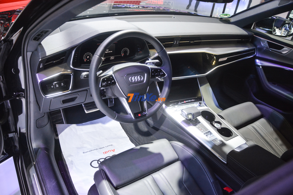 Nột thất xe với toàn bộ ghế ngồi được bọc da sang trọng kết hợp với những chi tiết mạ crom và ốp gỗ