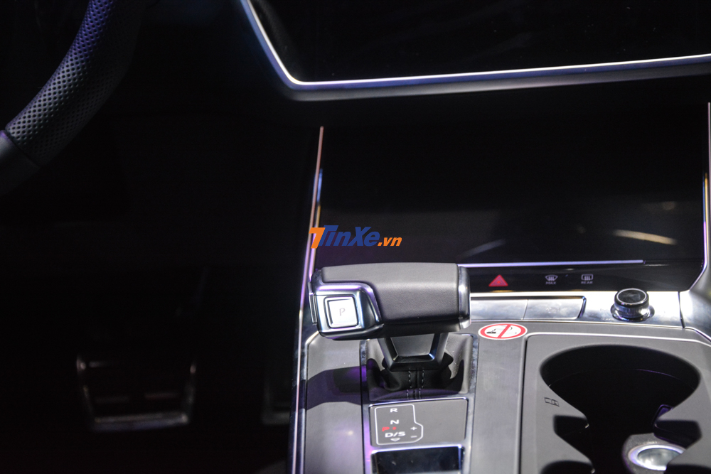  Động cơ trên Audi A6 45 TFSI thế hệ thứ 5 kết hợp cùng hộp số tự động S tronic 7 cấp, nhờ đó, mẫu xe này tăng tốc từ vị trí xuất phát lên 100 km/h chỉ trong thời gian 6,8 giây trước khi đạt tốc độ tối đa 250 km/h