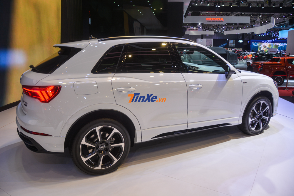 Tiếp đến là thiết kế sườn xe và cột D chẳng khác mấy người anh Audi Q8 Tiếp đến là thiết kế sườn xe và cột D chẳng khác mấy người anh Audi Q8