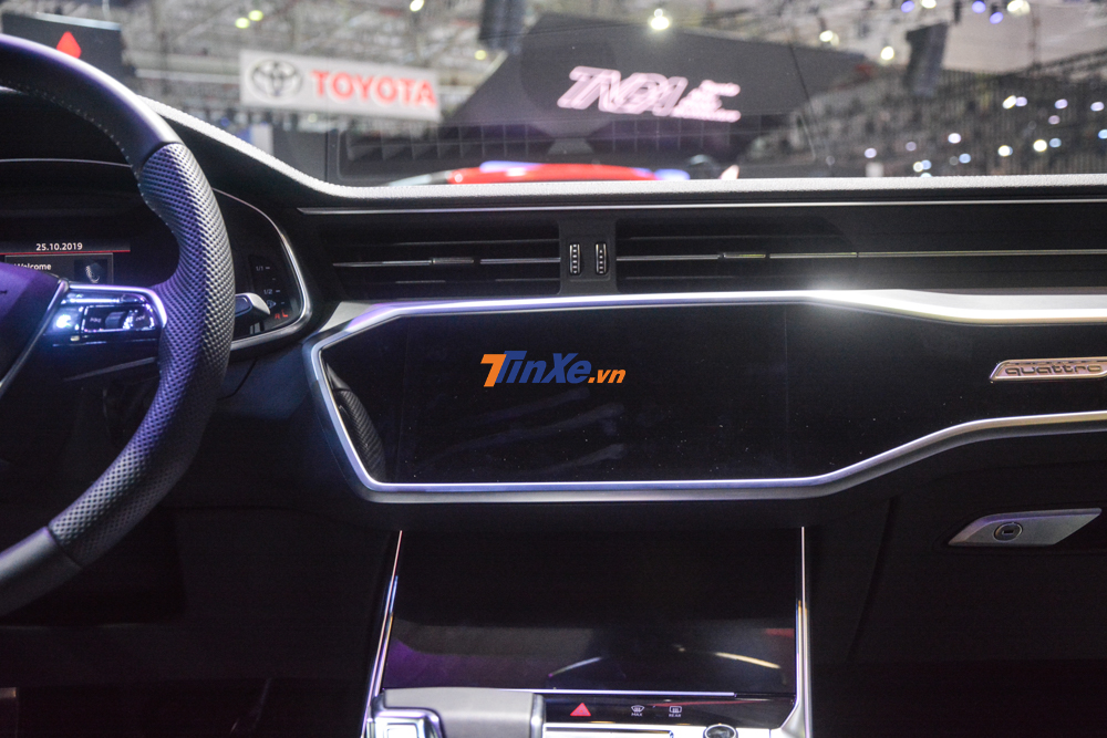 Mẫu sedan hạng sang tầm trung Audi A6 thế hệ thứ 5 còn có trang bị màn hình 10.1 inch quản lý thông tin giải trí ở trên và màn hình 8.6 inch phía dưới quản lý các chức năng tiện ích như điều hòa, nhập liệu văn bản