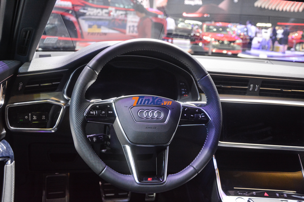 Vô lăng Audi A6 thế hệ thứ 5 là loại 3 chấu thể thao tích hợp nhiều nút bấm điều chỉnh khá tiện lợi cho tài xế đi cùng với bảng tín hiệu đồng hồ kỹ thuật số có màn hình lớn dễ dàng quan sát các thông số.