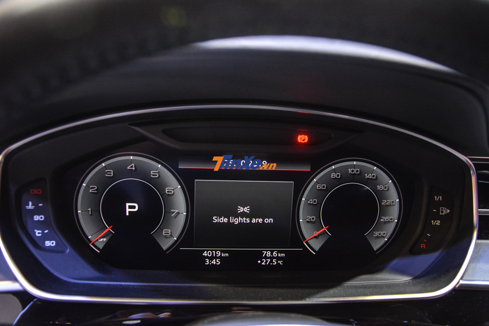 Sau vô lăng của sedan hạng sang Audi A8L thế hệ thứ 4 trưng bày tại triển lãm VMS 2019 được trang bị màn hình kỹ thuật số 12,3 inch cỡ lớn hơn.