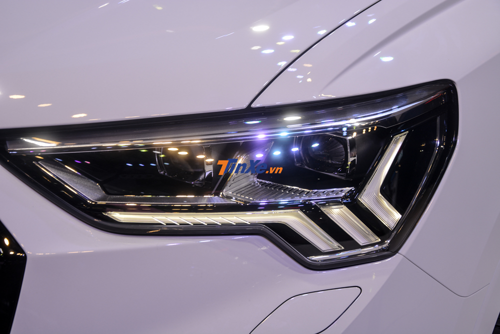Điểm thu hút đầu tiên của Audi Q3 thế hệ mới chính là việc xe có hệ thống đèn chiếu sáng mới, sử dụng công nghệ LED Điểm thu hút đầu tiên của Audi Q3 thế hệ mới chính là việc xe có hệ thống đèn chiếu sáng mới, sử dụng công nghệ LED