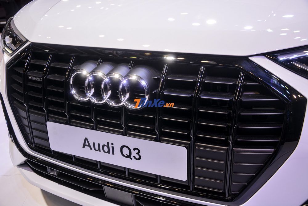 Audi Q3 thế hệ mới có nhiều chi tiết thiết kế giống với Audi Q8. Đầu tiên là phần lưới tản nhiệt trước với các thanh nằm dọc Audi Q3 thế hệ mới có nhiều chi tiết thiết kế giống với Audi Q8. Đầu tiên là phần lưới tản nhiệt trước với các thanh nằm dọc