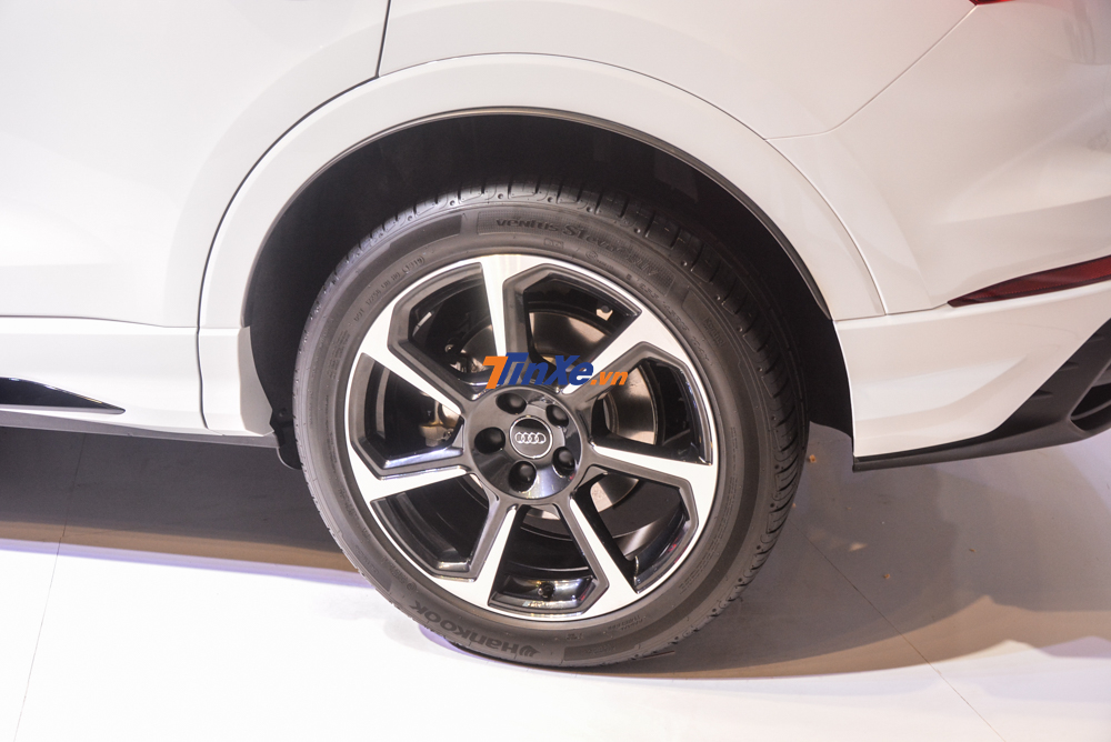 Chiếc xe về trưng bày tại Việt Nam thuộc phiên bản Audi Q3 45TFSi sử dụng mâm 7 chấu đơn sơn 2 tông màu tương phản Chiếc xe về trưng bày tại Việt Nam thuộc phiên bản Audi Q3 45TFSi sử dụng mâm 7 chấu đơn sơn 2 tông màu tương phản