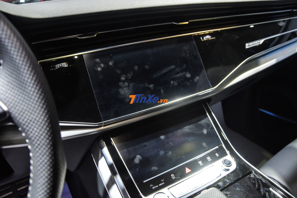 Hệ thống giải trí nổi bật trên Audi Q8 2019 bao gồm 2 màn hình cảm ứng MMI với màn hình 10,1 inch nằm trên và 8,6 inch nằm dưới