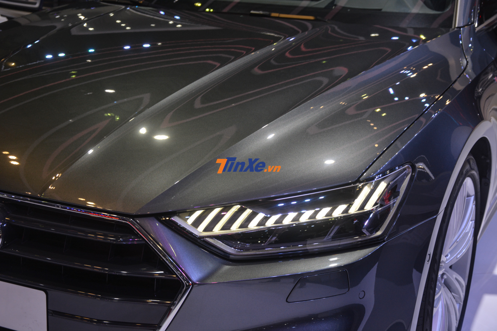 Audi A7 55 TFSI quattro có đến 12 dải sáng ngang riêng biệt cùng với đèn pha LED matrix tạo nên một phong cách thiết kế độc đáo riêng biệt cho mẫu xe này