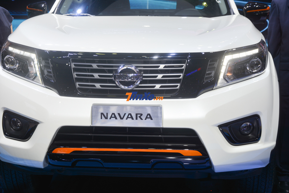 Điểm thay đổi đầu tiên của mẫu xe bán tải Nissan Navara Black Edition chính là phần lưới tản nhiệt, hốc đèn sương mù ốp nhựa thay vì mạ crôm sáng loáng nay đã được sơn đen