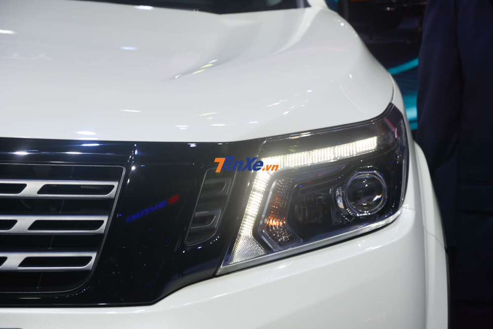 Hệ thống đèn chiếu sáng của xe dạng Bi-LED có thêm dải đèn LED ban ngày