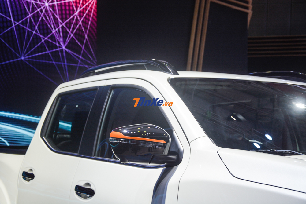 phiên bản giới hạn Nissan Navara Black Edition có tay nắm cửa hoàn thành màu đen, phần gương chiếu hậu sơn đen và có thêm một viền màu cam để tạo điểm nhấn