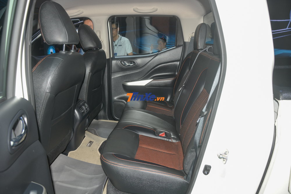 Cận cảnh hàng ghế phía sau của Nissan Navara bản giới hạn