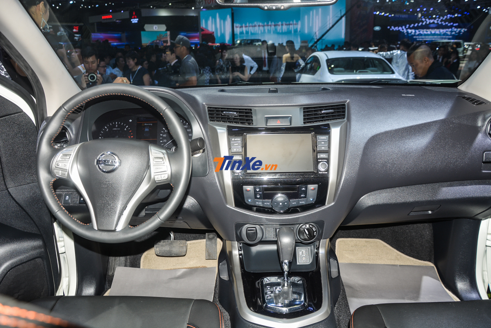 Tiếp đến là phiên bản Nissan Navara Black Edition được trang bị đến tận 7 túi khí thay vì 2 túi khí như các phiên bản trước đó