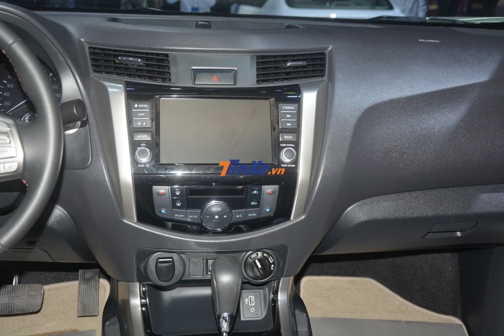 Nissan Navara Black Edition được trang bị hệ thống thông tin giải trí Nissan Connect với màn hình cảm ứng 8 inch có tích hợp thêm kết nối với điện thoại thông minh qua Android Auto hoặc Apple CarPlay