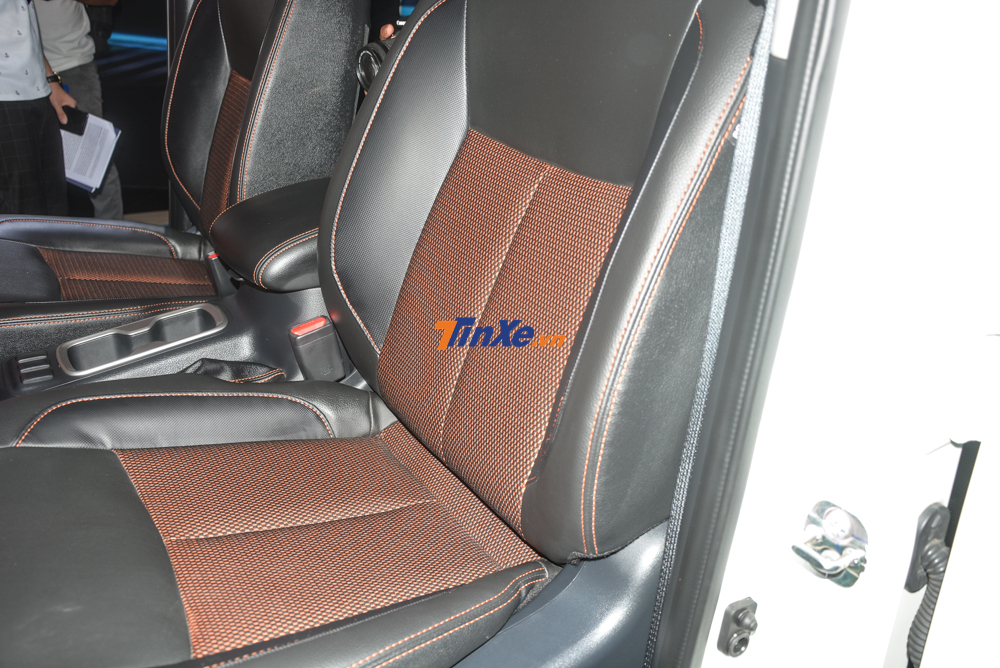 nội thất của Nissan Navara Black Edition đập vào mắt người xem chính là phần ghế ngồi da pha nỉ được phối hai màu là đen và cam rất ấn tượng