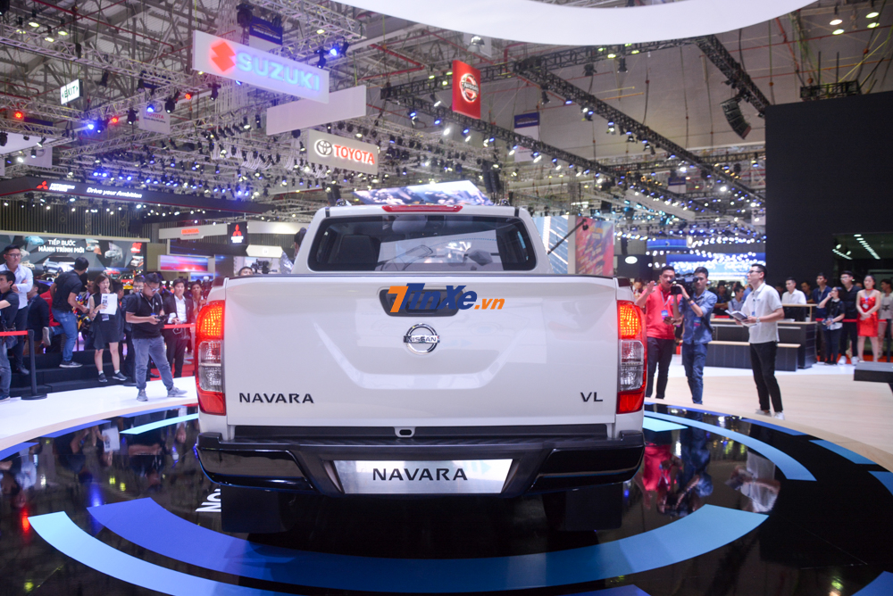 Có thể thấy ngay là Nissan Navara bản giới hạn có cản va sau sơn màu đen nhám