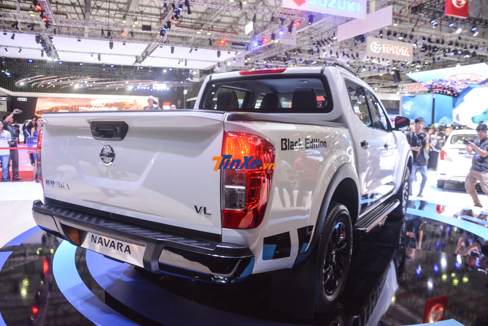 Nissan Navara bản giới hạn có thêm camera phía sau gắn ngay tay nắm thùng xe, kết hợp cùng camera 2 bên gương chiếu hậu và đầu xe tạo nên camera 360 độ cho mẫu xe bán tải Nissan Navara Black Edition