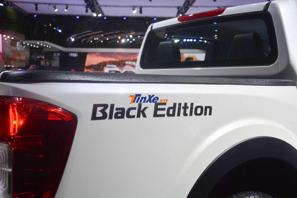 Điểm nhấn cuối cùng bên hông xe Nissan Navara bản giới hạn chính là bộ tem Black Edition để nhận biết thương hiệu