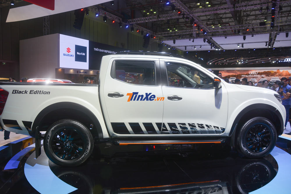 Nissan Navara phiên bản giới hạn có ngoại thất sơn màu trắng với các điểm nhấn hoàn thành màu cam và đen khá đối lập và ăn ý với nhau