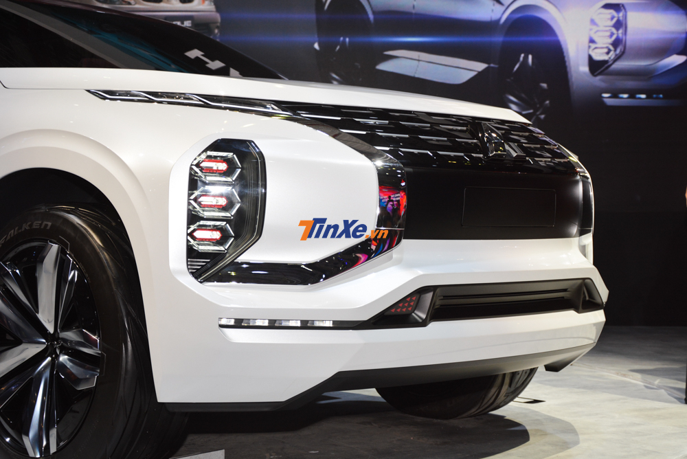 Phần đầu xe của Mitsubishi GT-PHEV được thiết kế theo phong cách Dynamic Shield với đèn pha LED đặt dọc, phía bên dưới là dải đèn LED định vị ban ngày gồm 4 bóng mang xúc cảm Futuristic