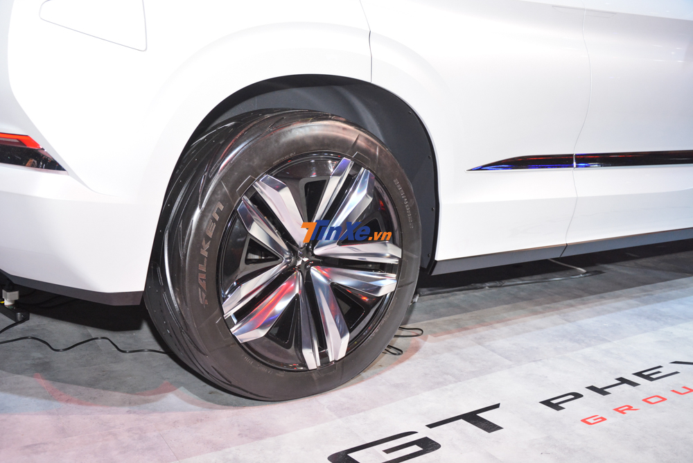 Chiếc xe này trang bị bộ mâm cỡ lớn mang hơi hướng tương lai