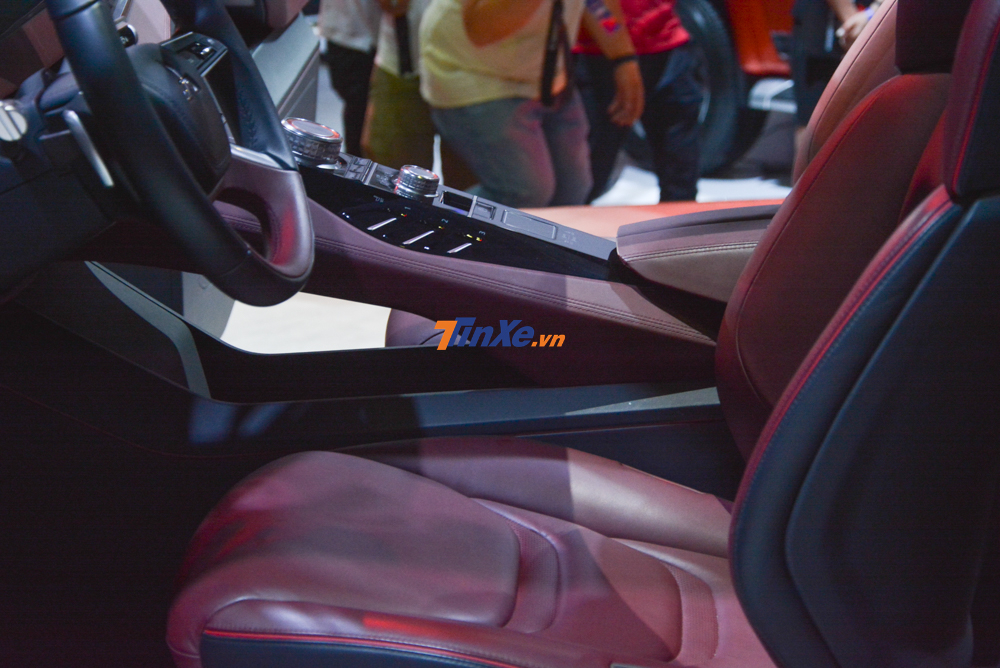 Nội thất của Mitsubishi GT-PHEV có bảng điều khiển đặt trên một trục dọc chạy từ bệ tì tay lên táp-lô, ghế ngồi bọc da màu đỏ mận