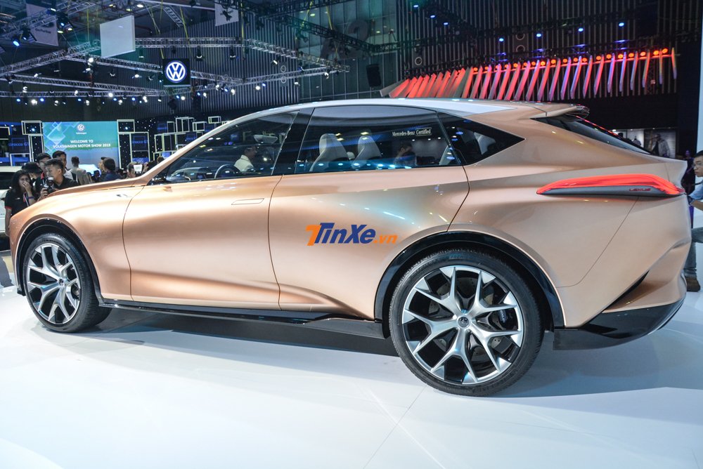 Đuôi xe có thiết kế sportback với đường vuốt từ cột B xuôi về phía sau, tạo nên cảm giác lướt gió rất thể thao, đi kèm còn có cánh gió gắn trên đuôi của mui xe.