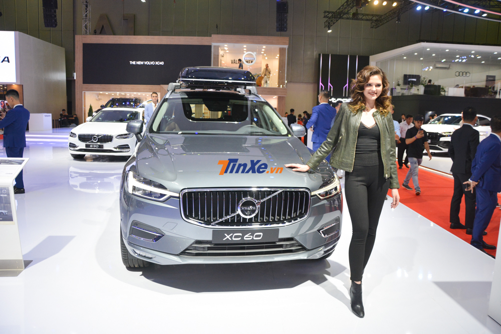 Volvo XC60 2019 sở hữu diện mạo hoàn toàn mới với lưới tản nhiệt có thiết kế cơ bắp hơn bao gồm các thanh nan dọc sơn đen hoặc mạ crôm và chính giữa là logo đặc trưng Volvo Volvo XC60 2019 sở hữu diện mạo hoàn toàn mới với lưới tản nhiệt có thiết kế cơ bắp hơn bao gồm các thanh nan dọc sơn đen hoặc mạ crôm và chính giữa là logo đặc trưng Volvo